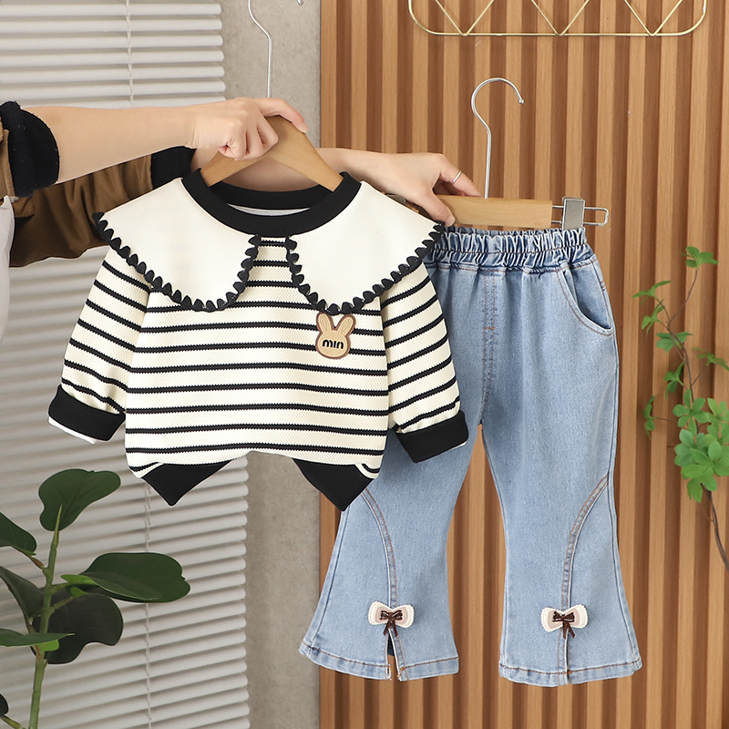 Conjunto de dos piezas sudadera a rayas con cuello tipo doll y jeans – primavera 2025, versátil.