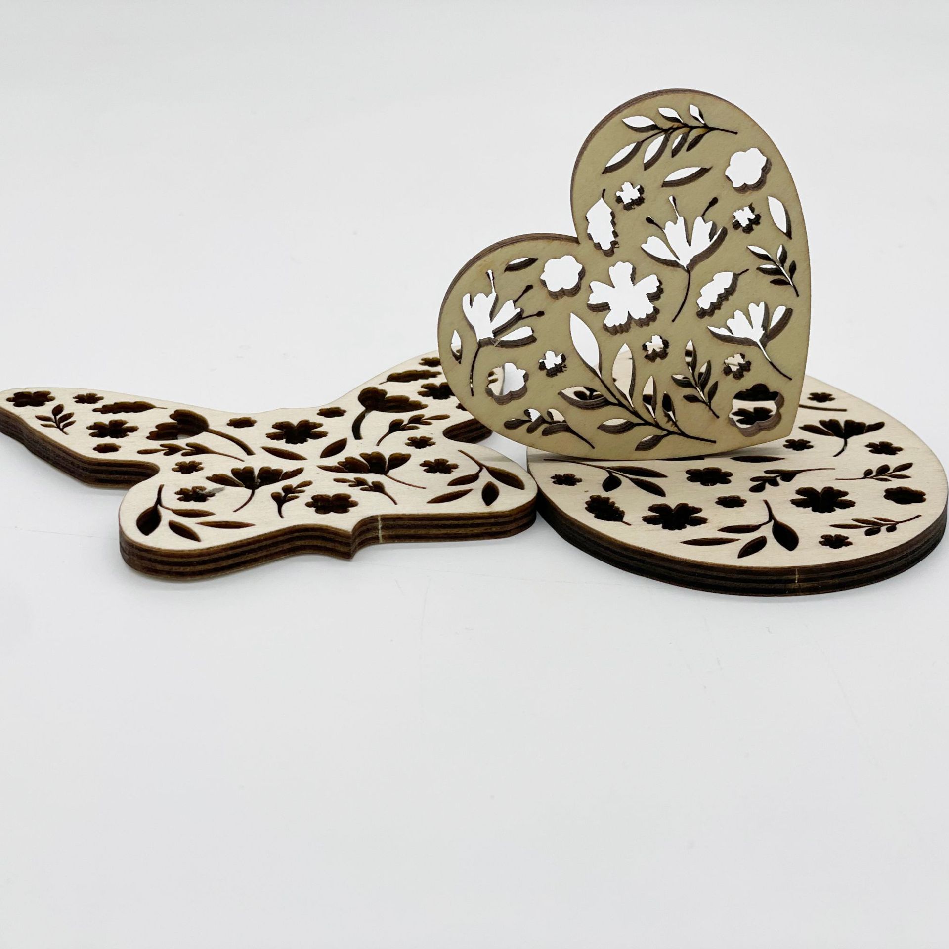 Colgante de madera ornamento Día de San Valentín colgante en forma de mariposa chip de madera tarjeta colgante artesanía Día de San Valentín boda