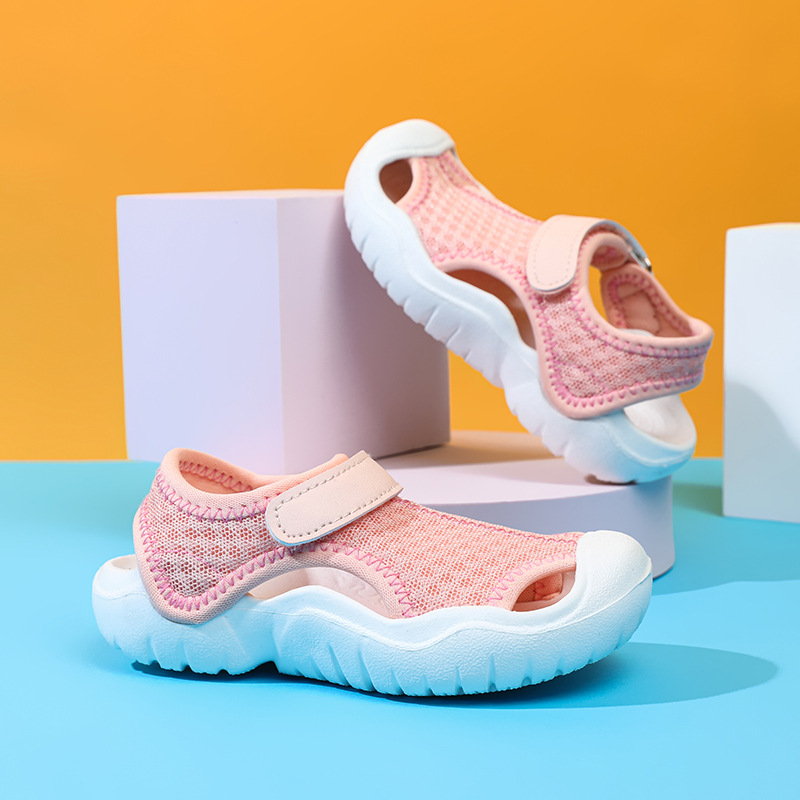 Sandalias para niños con punta cerrada para hombres y mujeres al por mayor Zapatillas de bebé para niños grandes, medianas y pequeñas nuevos zapatos de playa antideslizantes populares a prueba de agua