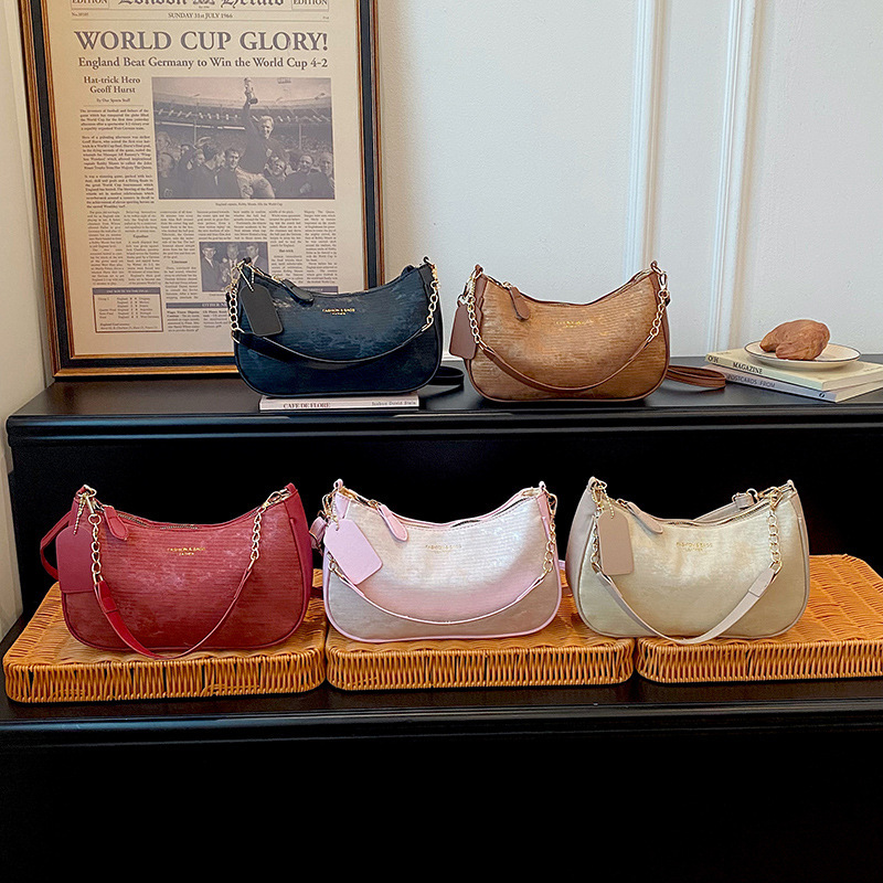 2026 Summer New Vintage Underarm Bag, Simple Solid Color, High-Value Single Shoulder Crossbody Bag, Fashionable Trendy Handbag 2026 Summer New Vintage Underarm Bag, Simple Solid Color, High-Value Single Shoulder Crossbody Bag, Fashionable Trendy Handbag