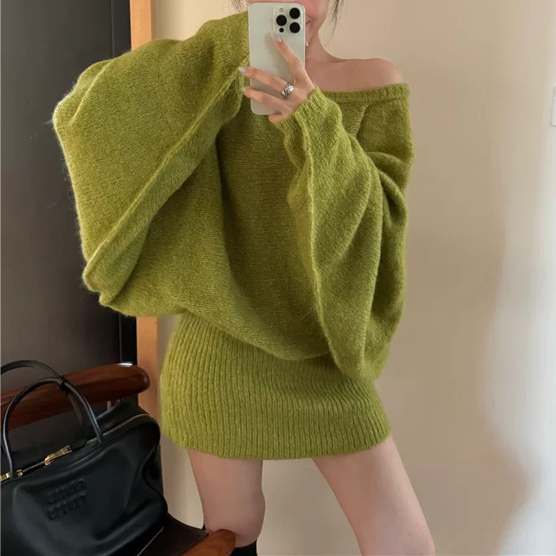 韩系斜肩蝙蝠袖毛衣连衣裙女2025秋冬新款配腰带气质辣妹包臀短裙