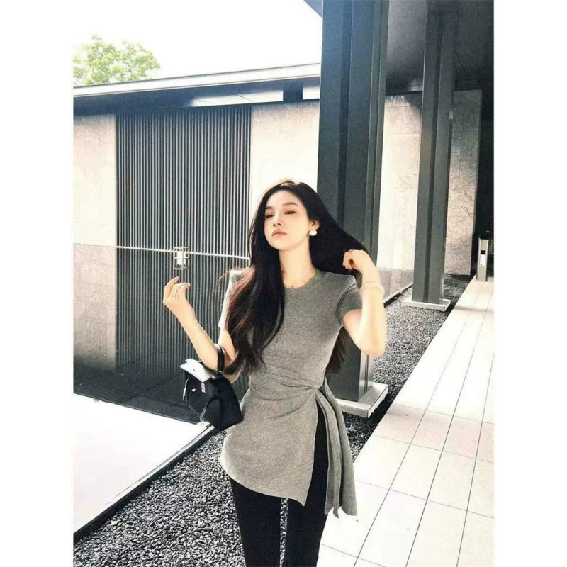 Серая женская футболка с открытыми плечами нестандартной формы, сладкая и пряная, летний шикарный топ с уникальным и привлекательным стилем.