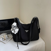 新款时尚设计感单肩包简约高级感纯色斜挎腋下包百搭大容量托特包