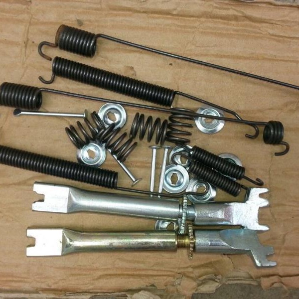 Japonés D22 4WD44200J10 44200-37G10 Freno de freno kit de reparación de pastillas de freno de la serie de zapatas