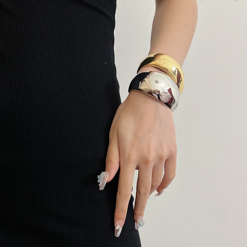 Zhang Yuear Same Style Bracelet 2025 New Open Wide Arc Bright Face Bracelet Light Luxury Simple Elegant Bracelet for Women Zhang Yuear Same Style Bracelet 2025 New Open Wide Arc Bright Face Bracelet Light Luxury Simple Elegant Bracelet for Women