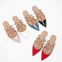 2025新款尖头漆皮铆钉粗跟高跟拖鞋网红包头时尚外穿平底凉鞋女