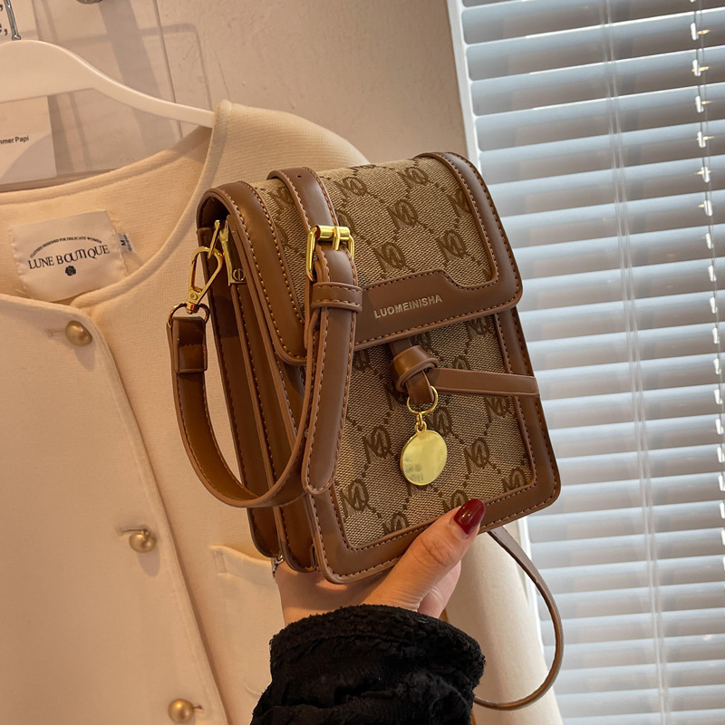 Los bolsos de mujer son populares este año, bolsos pequeños para mujer, nuevos bolsos retro de estilo francés para otoño e invierno, bolsos para teléfono móvil, mini bolsos cuadrados, bolsos cruzados.