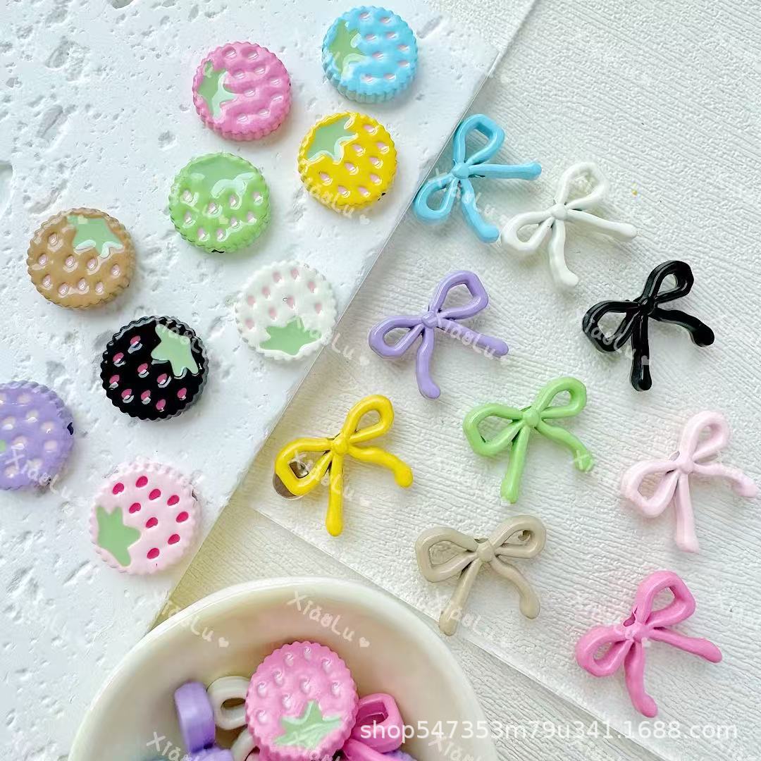 马卡龙色可爱风蝴蝶结草莓饼烤漆合金diy串珠手机链项链发饰品配