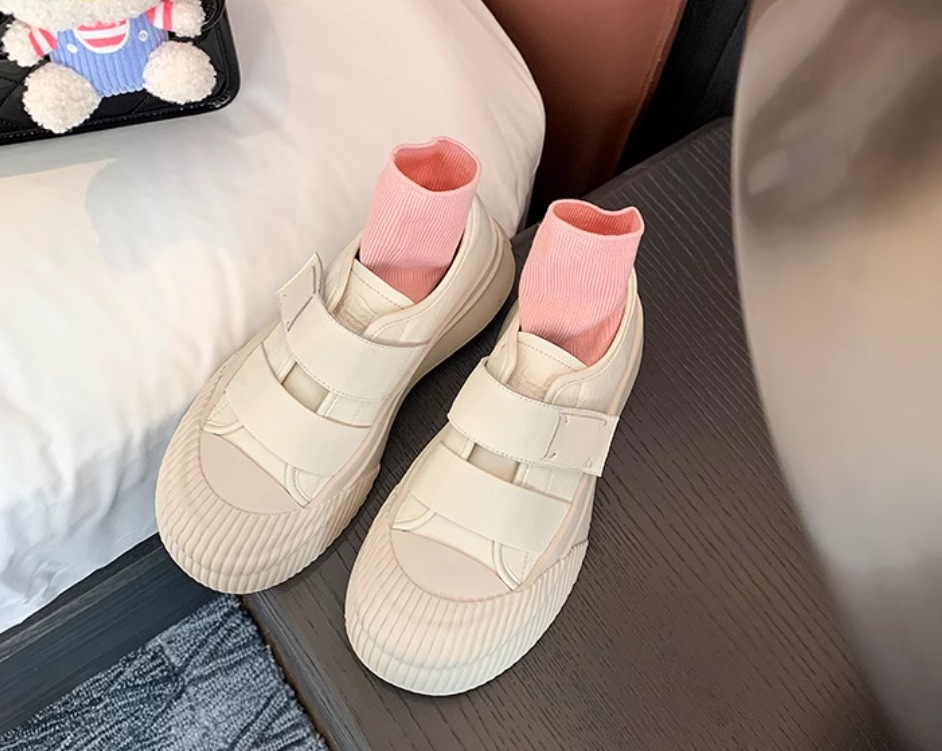 Nuevos zapatos de lana de cuero grueso de invierno de otoño y madrugada de madrugada calentamiento zapatos de galletas casuales zapatos blancos para mujeres