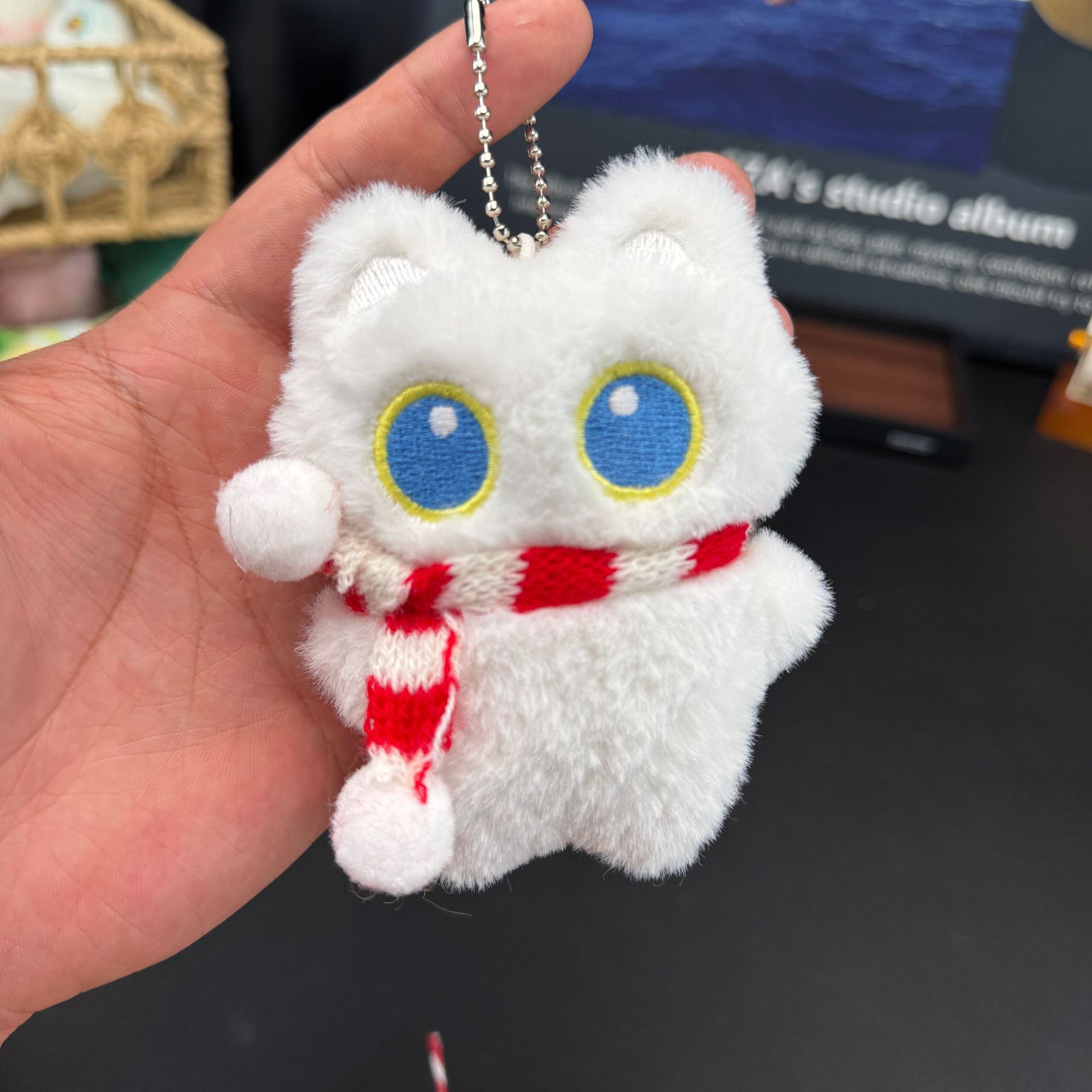 전신 흰 고양이 + 빨간색과 흰색 스카프