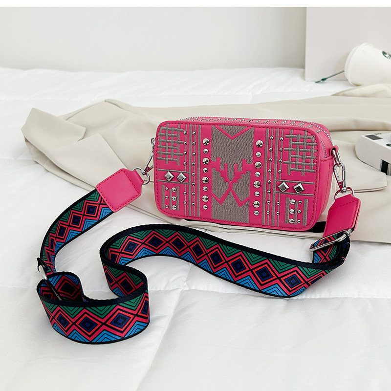 Bolso de cámara transfronterizo, mensajero femenino, nuevo mini pequeño bolso cuadrado, remache de todo fósforo, bolso de hombro de comercio exterior con diamantes, bolso de teléfono móvil