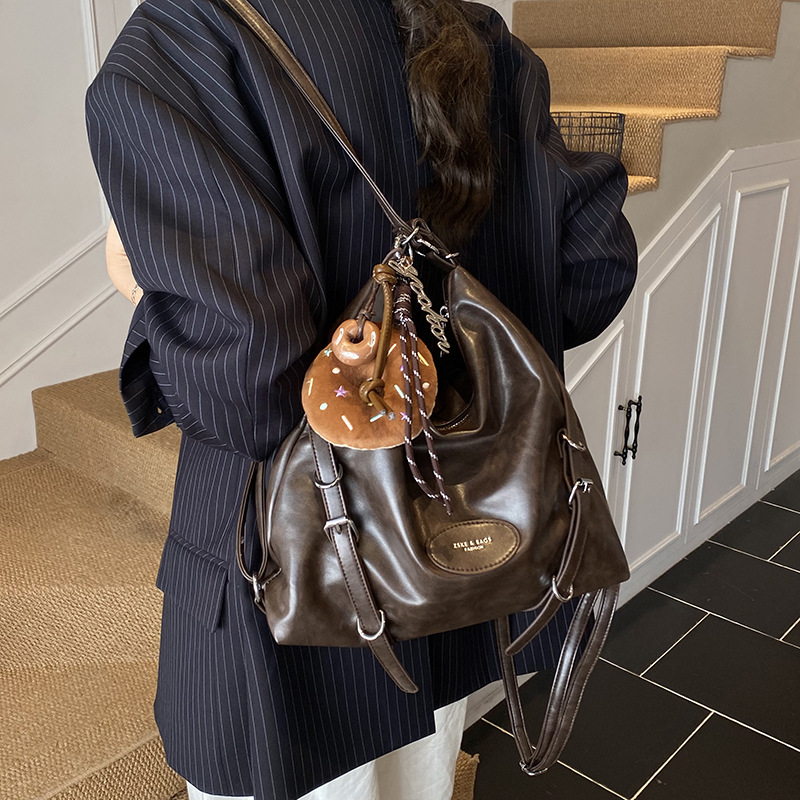Mochila de viaje casual de mujer de gran capacidad mochila de cuero suave 2025 nueva mochila de estilo relajado retro versátil