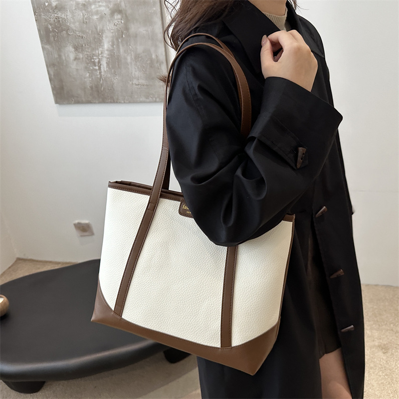Bolsa de hombro de estilo estilo de textura simple de mujeres de viaje de otoño 2024, bolsa de estética popular