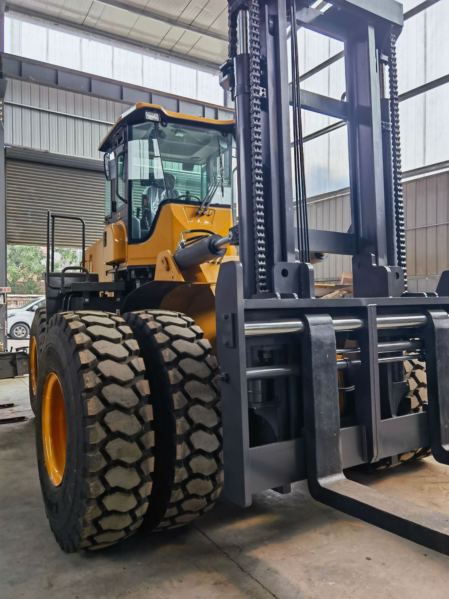 厂家批发全地形叉车 7吨大型四驱装载机 山工地用车越野叉车