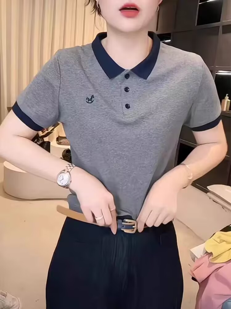 Áo thun nữ cổ polo tay ngắn, chất liệu dệt kim, thêu hình ngựa nhỏ — Màu hồng