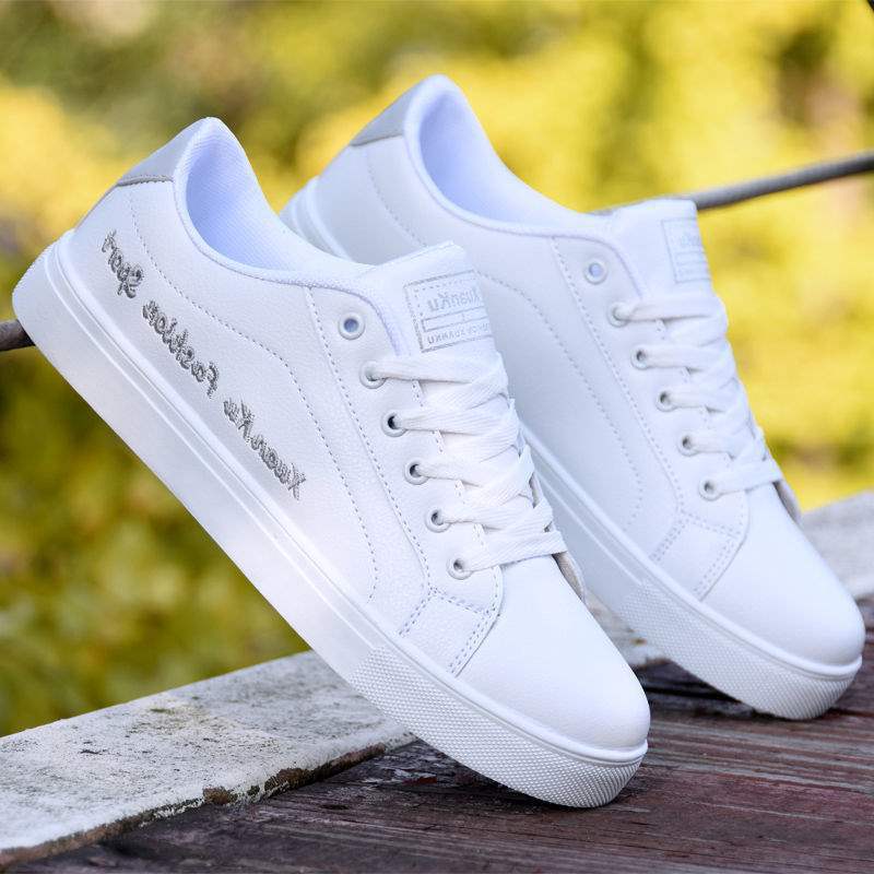 Zapatos blancos para hombres coreanos de moda universal zapatos de skate de otoño 2025 nuevo cuero impermeable zapatos de estudiantes de suela suave hombre