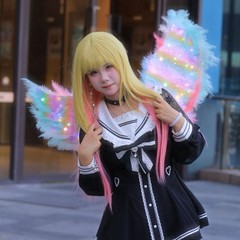 光る蝶は翼を動かす精霊の羽を背負って電動の天使のおもちゃの女の子の花の仙子の誕生日プレゼントを飾ります。