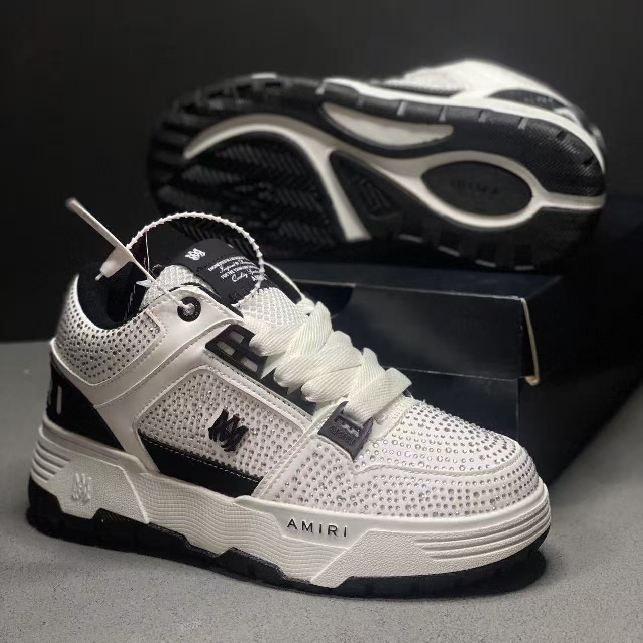 다이아몬드가 가득한 새로운 흰색과 검정색