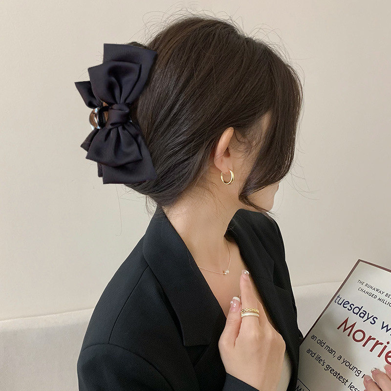 Versión coreana de otoño e invierno del clip de agarre negro, sensación de alta calidad, cabello sin daño, clip de tiburón grande, horquilla, cabeza trasera, tocado para el cabello al por mayor