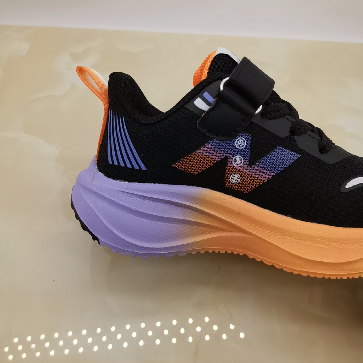 Zapatos deportivos para niños 2025 otoño nuevo botón giratorio ventilado para niños zapatos de carreras chicas zapatos de baloncesto de moda versátiles