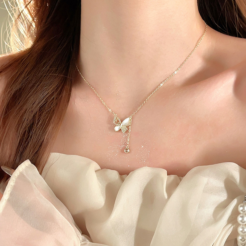 フランスのレトロなツバキの花の真珠のネックレスの東大門の蝶の花のペンダントの鎖の鎖の軽い贅沢な高級感の首の鎖|undefined