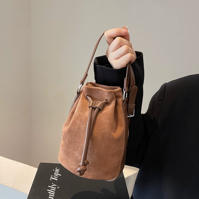2024 осень и зима новая сумка для ведра для автомобиля шов PU с дикой сумкой через плечо bags корейская версия женской сумки