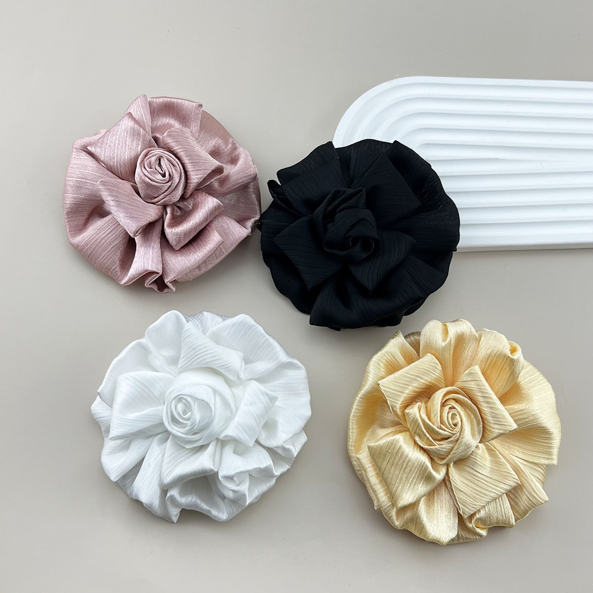 Elegant Flower Cloth Women's Brooches display picture 1