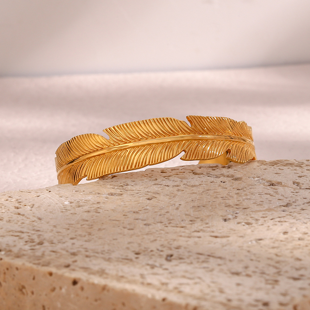 Simple Stainless Steel Plated 18k Golden Open-end Leaf Bracelet display picture 2