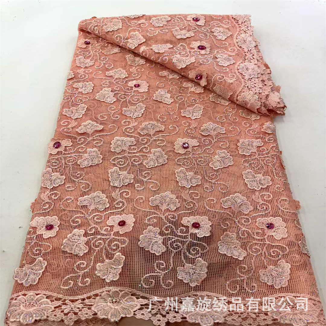 Tela bordada con base de malla cuadrada pequeña, con bordado floral y pedrería, tela de bordado de moda africana con diseño calado soluble en agua para cheongsam. image 4