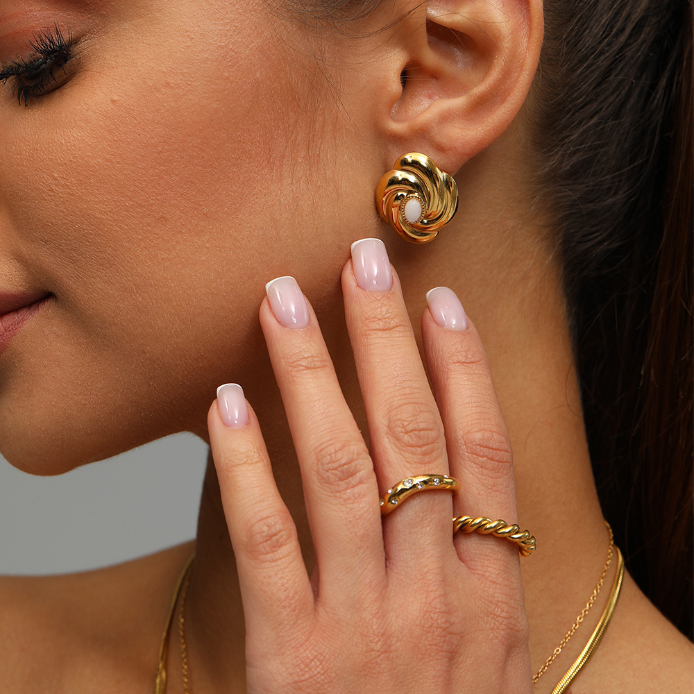Taina estilo europeo clásico anillo jade blanco pernos de acero inoxidable de alta calidad personalidad giratoria pendientes de acero de titanio nicho femenino
