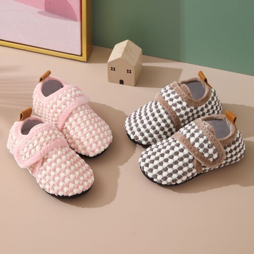 Kindergarten indoor shoes for autumn and winter new Velcro fur shoes for home floor insulation, warmth, mute early education and anti-slip