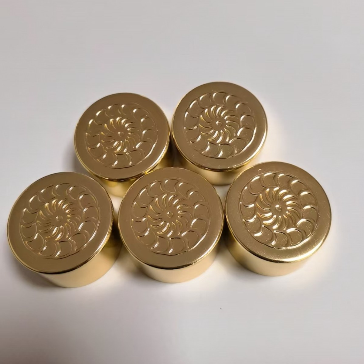 28牙香薰盖电化铝盖子平顶刻花铝盖LOGO螺旋盖铝制螺纹密封密封盖