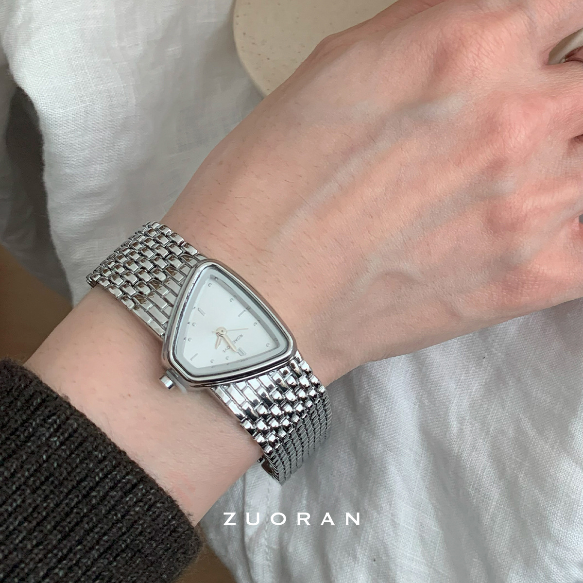 ZUORAN軽豪華高級感異形文字板銀色精緻気質百合通勤女性石英腕時計O45