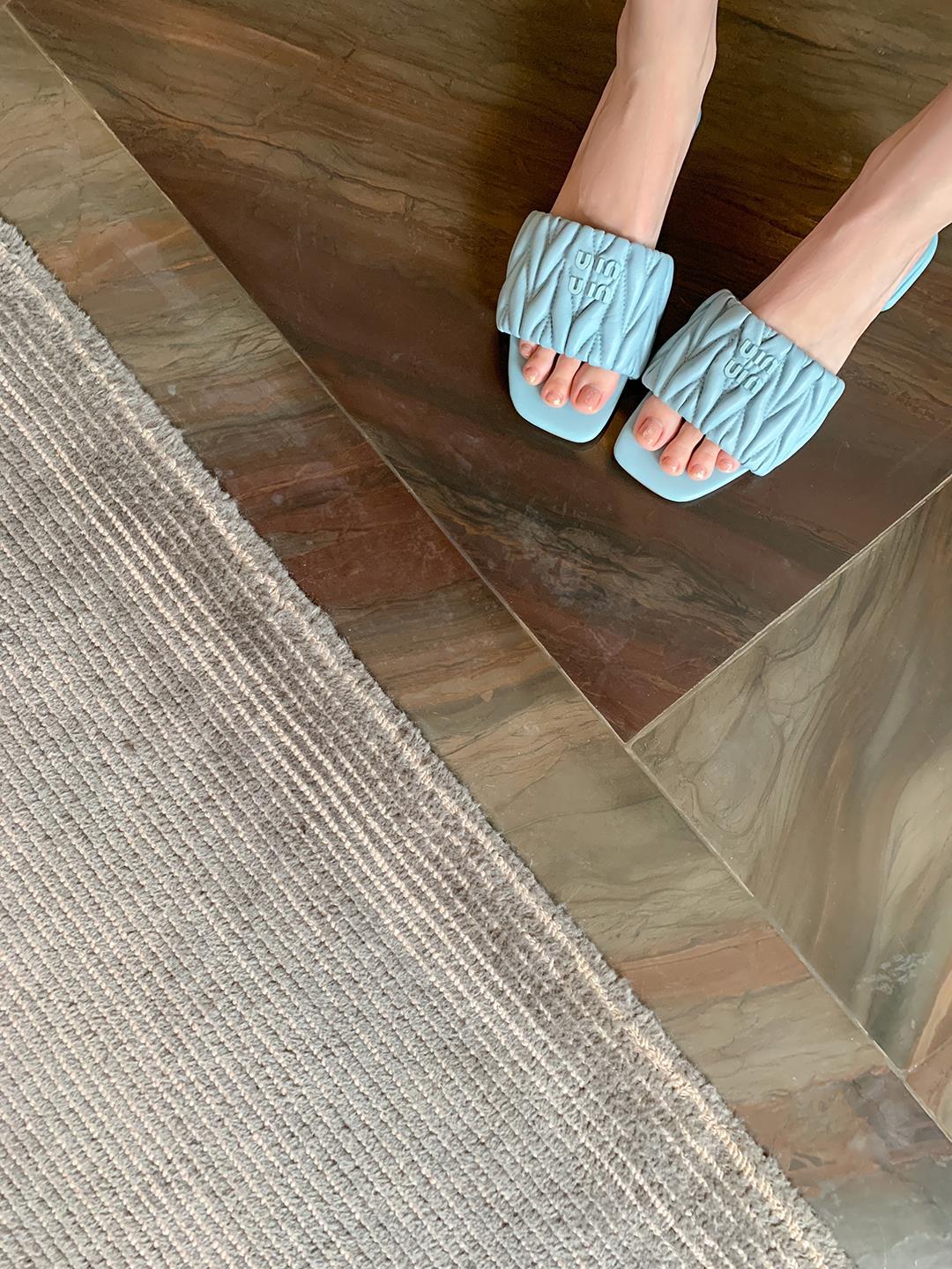 Sandalias planas versátiles y transpirables con punta cuadrada, antideslizantes, estilo nuevo de verano 2024, modernas y transpirables.