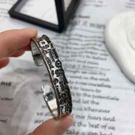 项链;耳环;手链