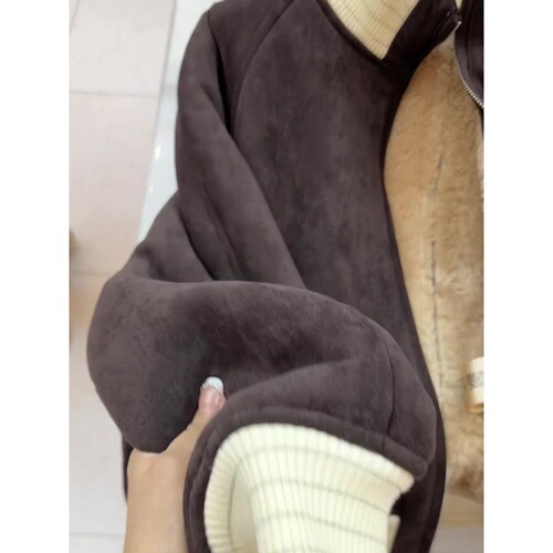 A stylish and versatile small Shearling coat with a retro American vibe, perfect for commuting. It's beautifully designed, features a deep coffee color, and makes you look slim and chic. The price is $168.3.