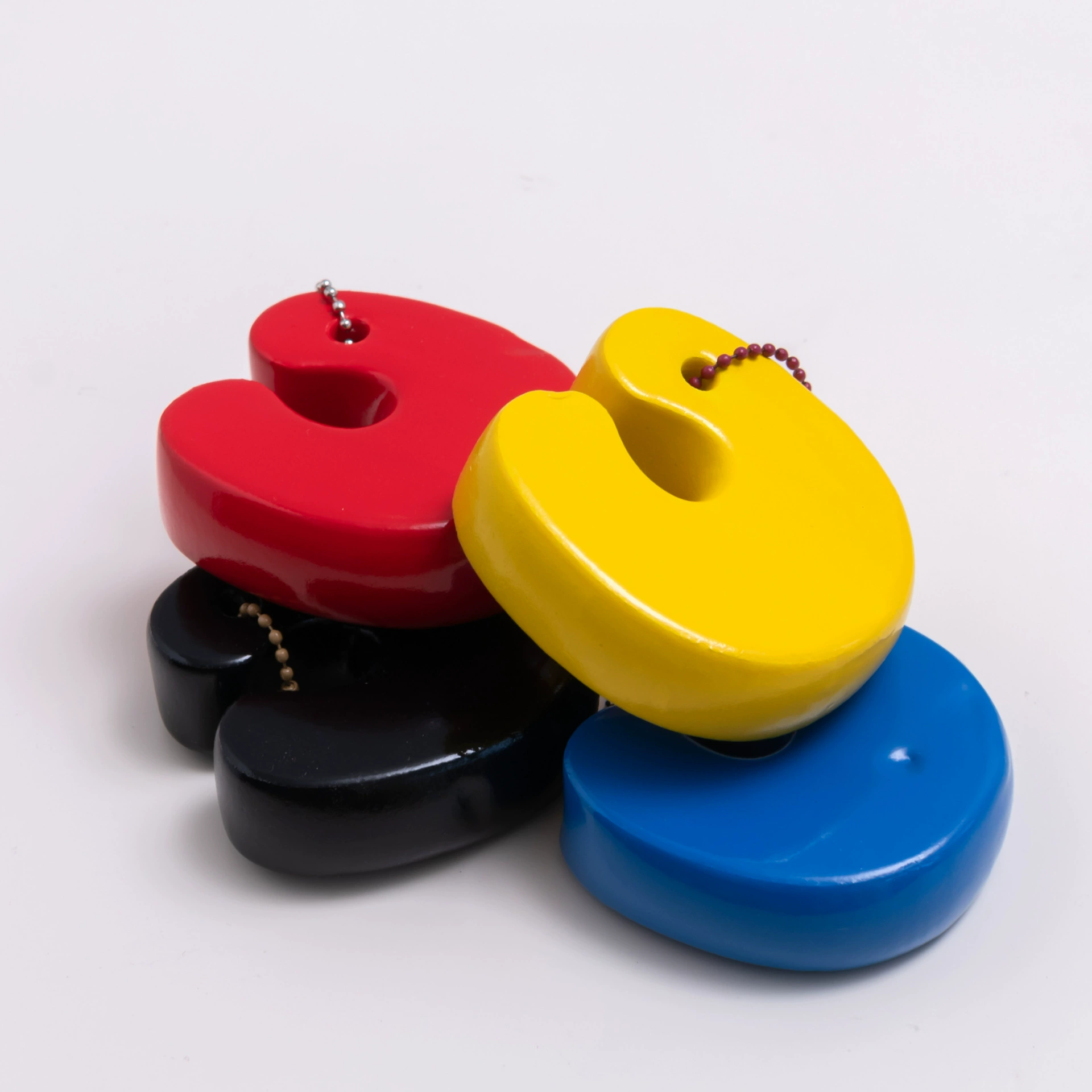 Мощная фабрика производит рекламные сувениры-брелоки из НБР, плавающие брелоки из ЭВА, покрытые водой.