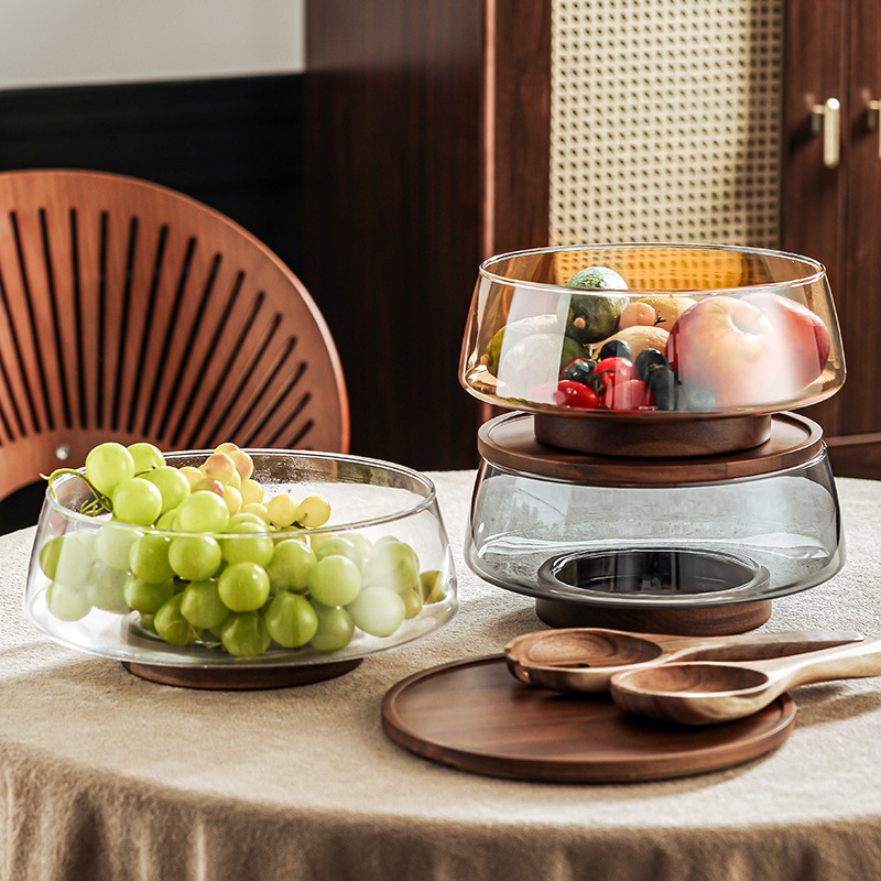 Ensaladera de vidrio, mesa de centro de la sala de estar, refrigerios altos, plato de frutas frías, dulces de frutas secas de alto valor, colocación de bocadillos