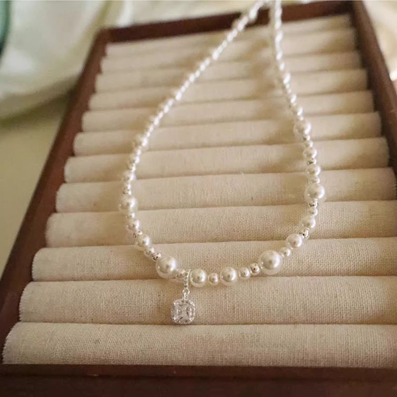 Collier ras-de-cou de perles style français, léger et luxueux, en forme de cube de sucre, pour femme. Un design raffiné et haut de gamme._voghion.com