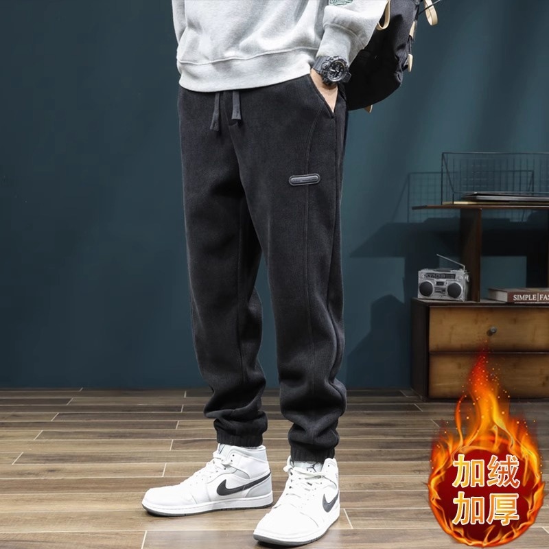 仕事をしているズボンの男性は秋冬に耐摩耗性があり、汚れに強いです。