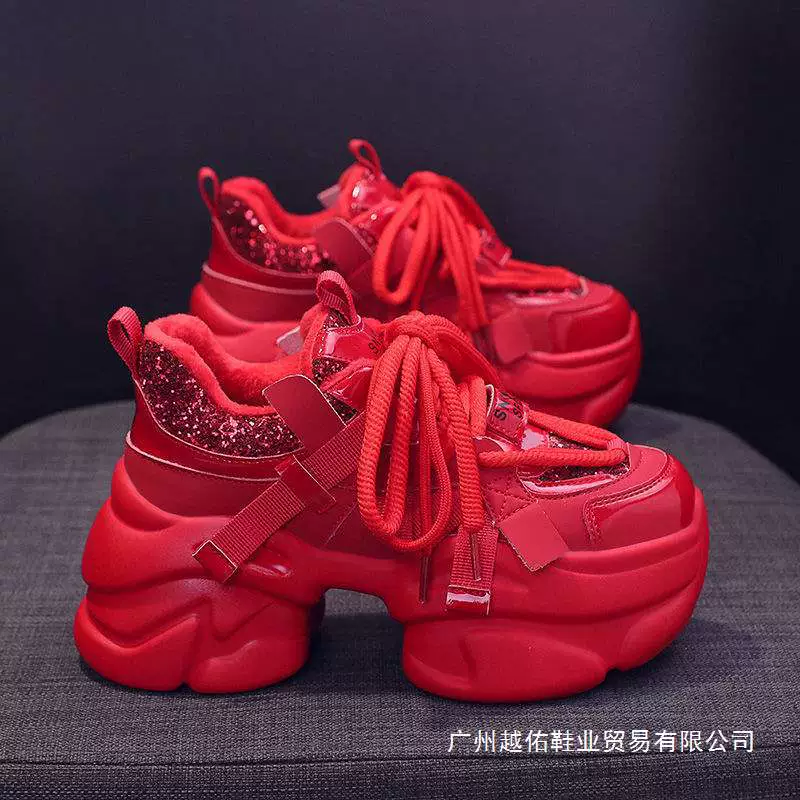 Красные туфли для женщин, новинка 2025 года, осенне-зимний стиль, свадебные туфли на толстой подошве на флисовой подкладке для маленьких людей, увеличивающие рост, повседневная спортивная обувь