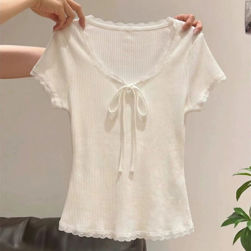 Korean Chic White Lace-Trimmed Short-Sleeved Top with Bow Decoration for Women, a Beautiful Summer Short-Sleeved T-Shirt with a Sense of Design Korean Chic White Lace-Trimmed Short-Sleeved Top with Bow Decoration for Women, a Beautiful Summer Short-Sleeved T-Shirt with a Sense of Design