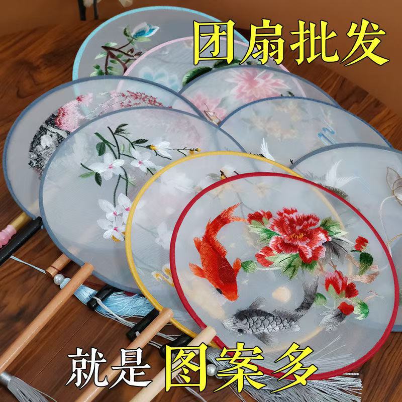 子供の新型古風団扇の漢服は刺繍の宮扇の円形の異形の扇子の観光地区を飾って写真を撮ります。|undefined