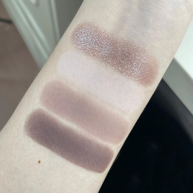 Nueva sombra de ojos de cuatro colores de chica caliente ligeramente borracha, lentejuelas mate, cemento, color tierra, baja saturación, estudiante novato, frío y barato