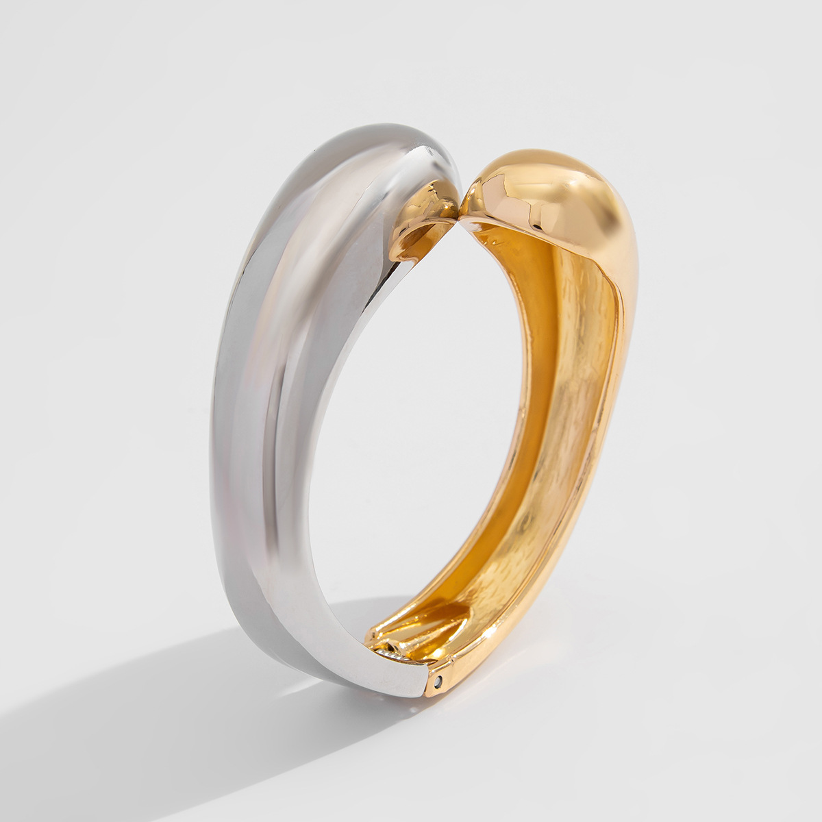 55g Weight Bangle Classification Alloy Chain Material 1 Piece Quantity Holiday, Travel Occasion Alloy Material Geometric Pattern Women's Gender Plating Design Elegant, Lady, Simple Style Style Elegant Lady Simple Style Geometric Alloy Bangles Wholesale 36