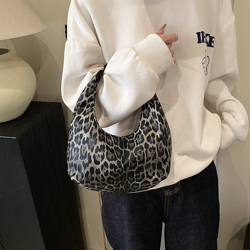 Este año, la popularidad de la bolsa de media luna de leopardo, otoño y invierno, nuevo bolso de mano, bolso para mujeres, otoño y invierno, 2024 tendencia de moda, bolso de brazo.