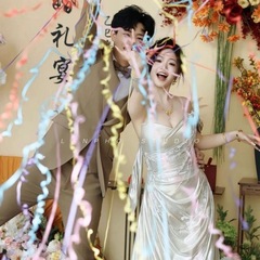 手投げカラーリボン引き花カラーバー引き砲結婚式雰囲気道クモ糸誕生日スプレーは結婚礼花を持っている