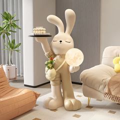 ウサギが床に落ちてリビングのソファを飾っています。