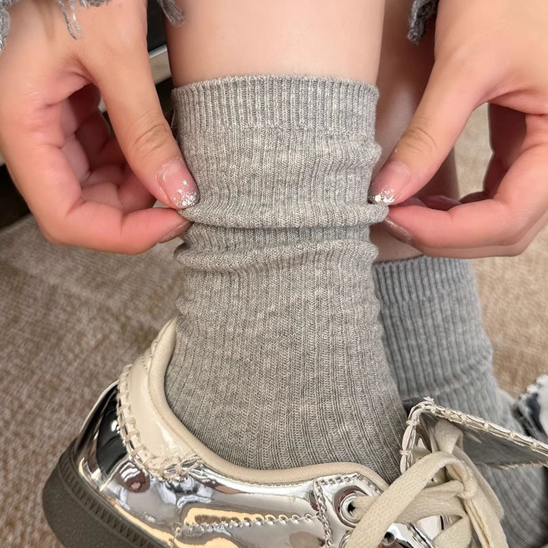 Kaus kaki abu-abu wanita setengah betis kaus kaki musim semi dan musim gugur katun murni gaya Korea panjang putih kaus kaki tumpukan tipis dengan sepatu kulit kecil