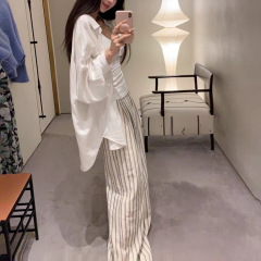 あち大も池の白い天糸亜麻の襟のシャツの女性の長袖の怠惰でゆったりとした通気性の日焼け止めの上着